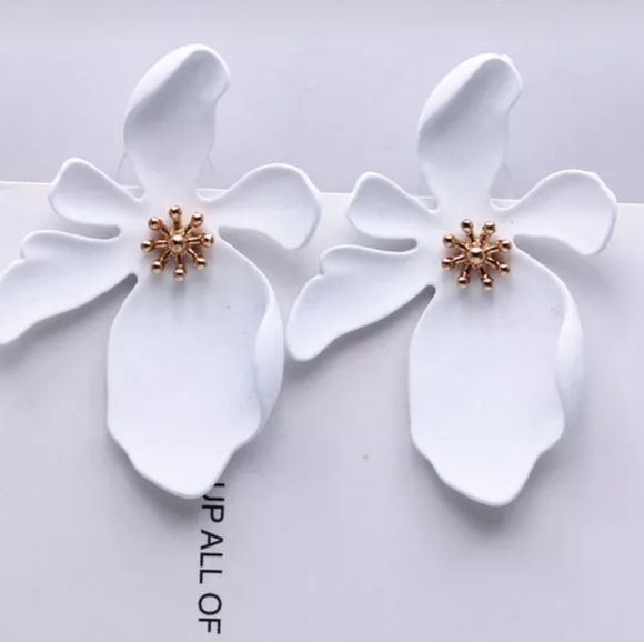 None Jewelry - White Alloy Lily Earrings